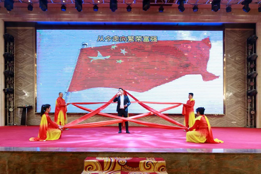 聚勢·創(chuàng)變·敢為 | 強輝集團2025年迎新晚會圓滿結(jié)束，共繪未來新藍圖(圖25)